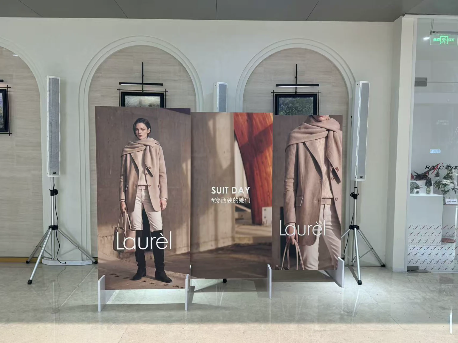 Freestanding event display panels with visible support feet