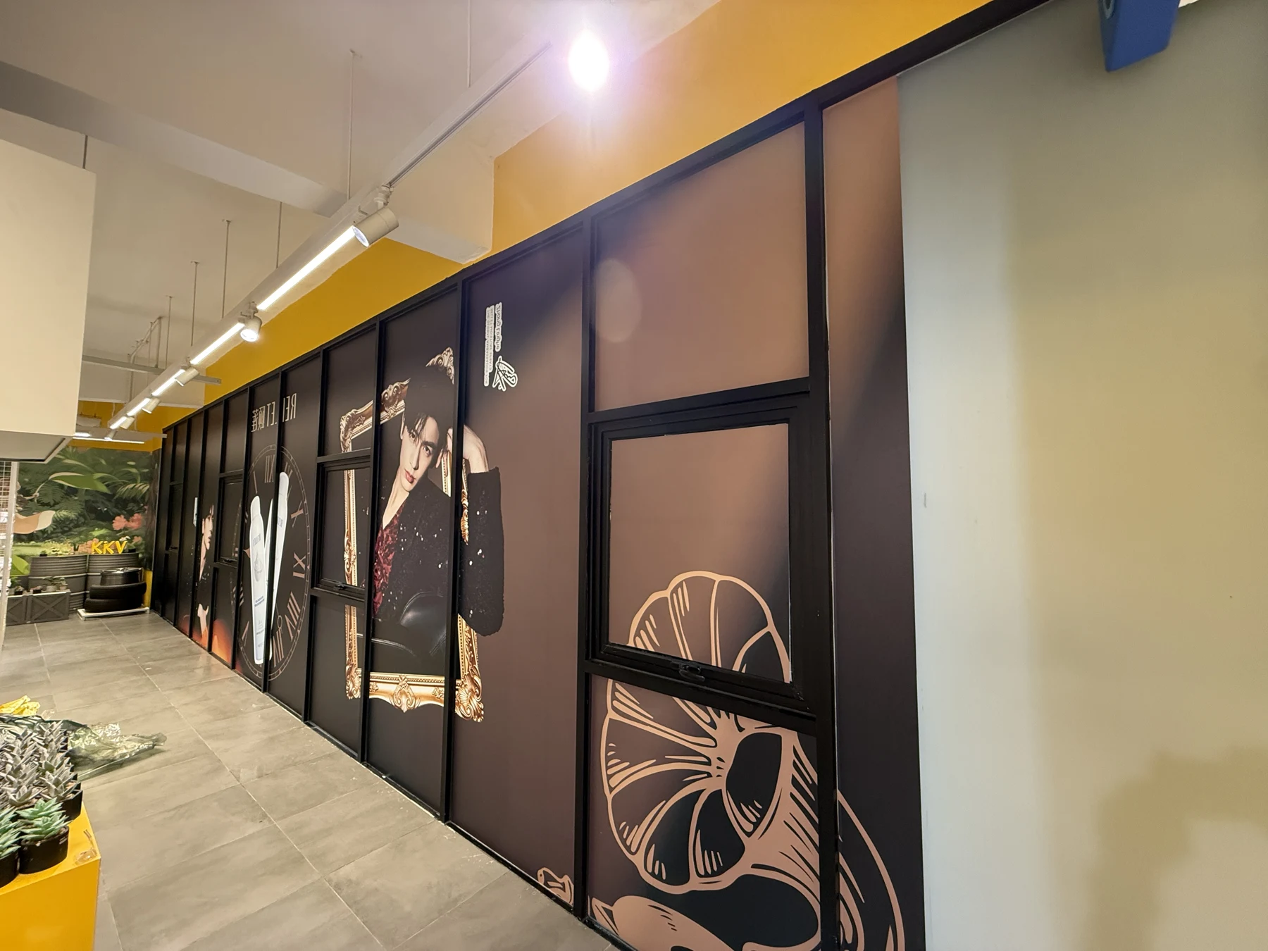 Partition panels and graphics beside the interior passage.
