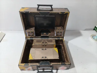 Suitcase-style display prop