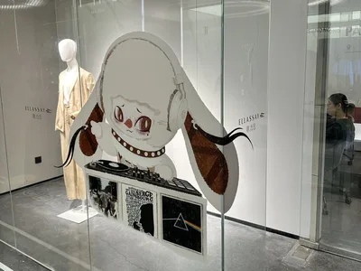 UV-printed clear window graphics